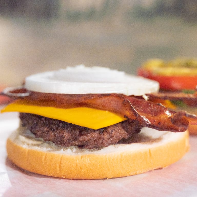 Delicious Cheeseburgers and Classic American Fare